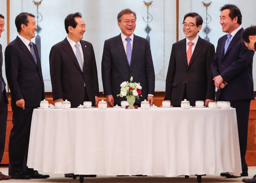 문재인 대통령이 3일 청와대에서 열린 헌법 기관장 초청 오찬에 앞서 열린 차담회에서 남북정상회담 결과와 이행 방향에 대해 설명하고 있다. 이진성 헌법재판소장(왼쪽부터) 정세균 국회의장, 문 대통령, 권순일 중앙선관위원장, 이낙연 국무총리. 연합뉴스